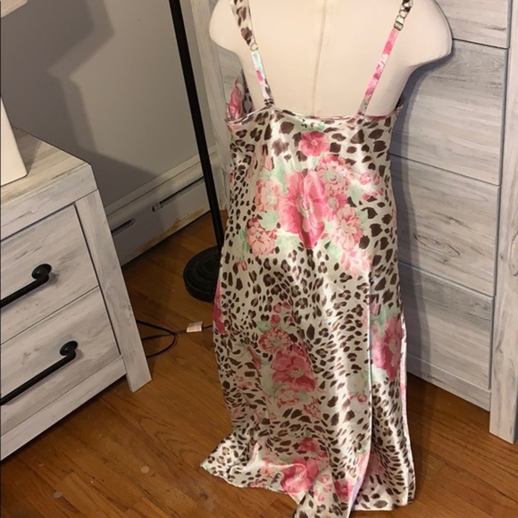 Robe and Nightie set - Picture 3 of 8